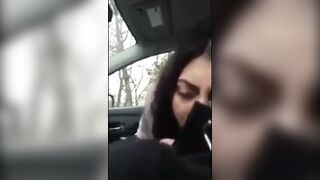 عراقية عاهرة بتمصه قضيبه فى السيارة