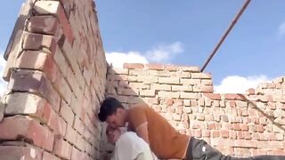 شاب مصري ينيك صديقته فوق السطح